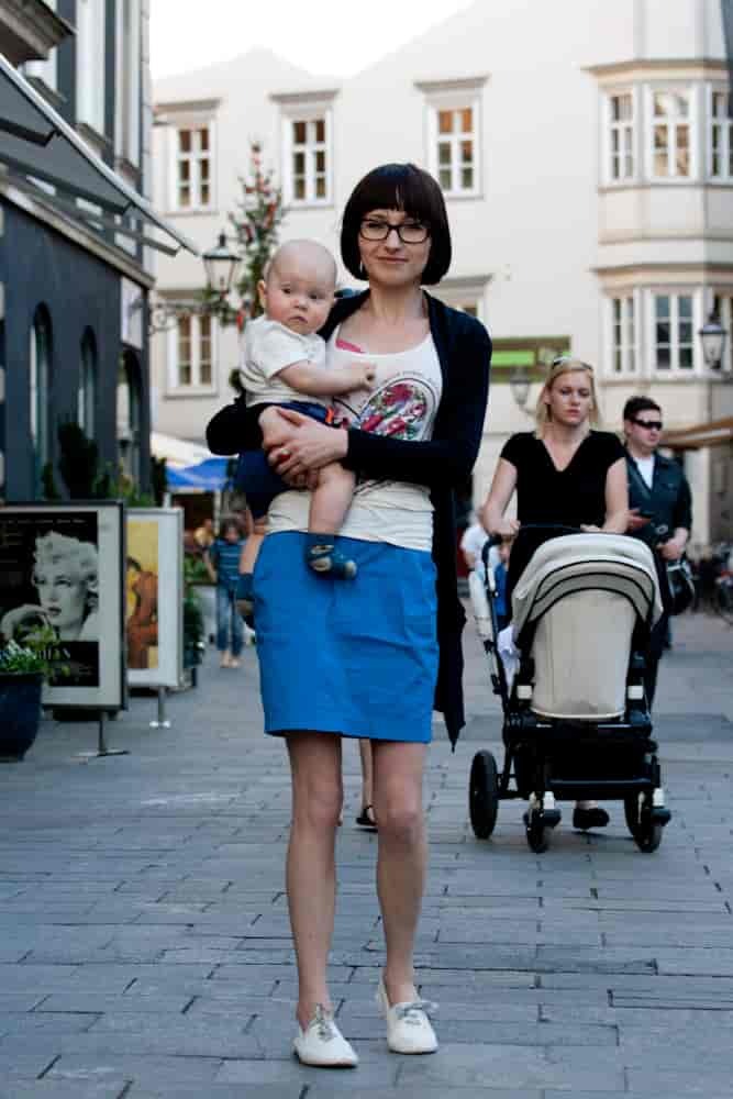 Turystka z dzieckiem spacerująca po Graz