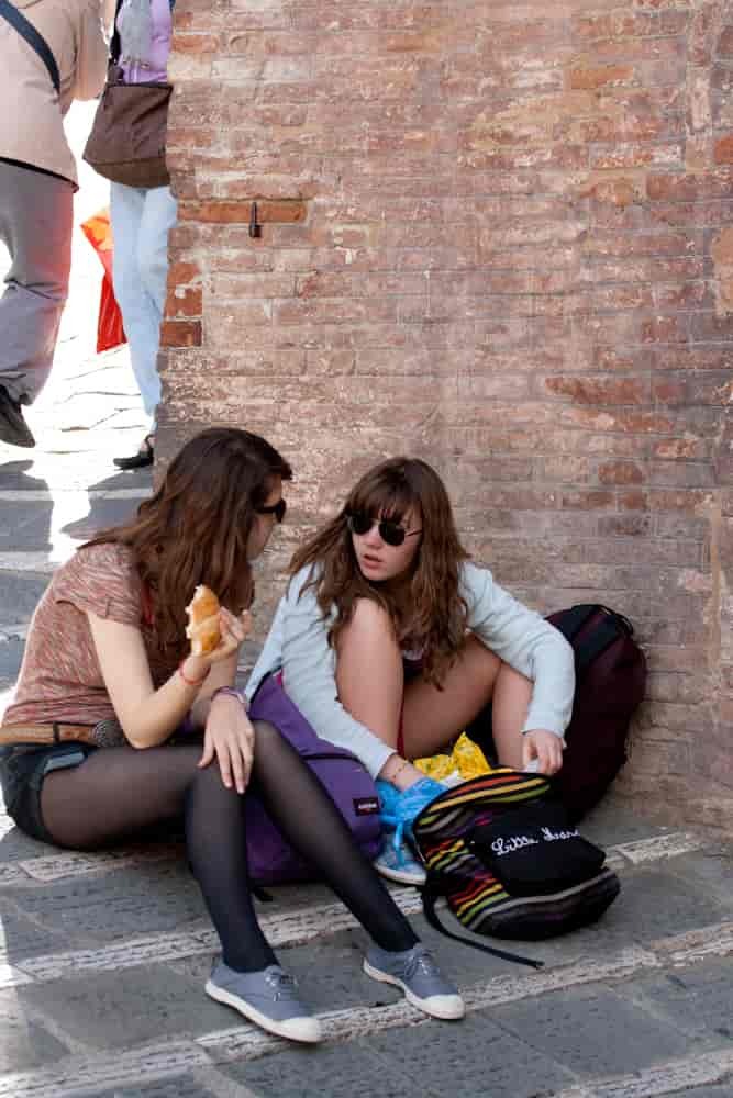 Zwiedzający miasto Siena