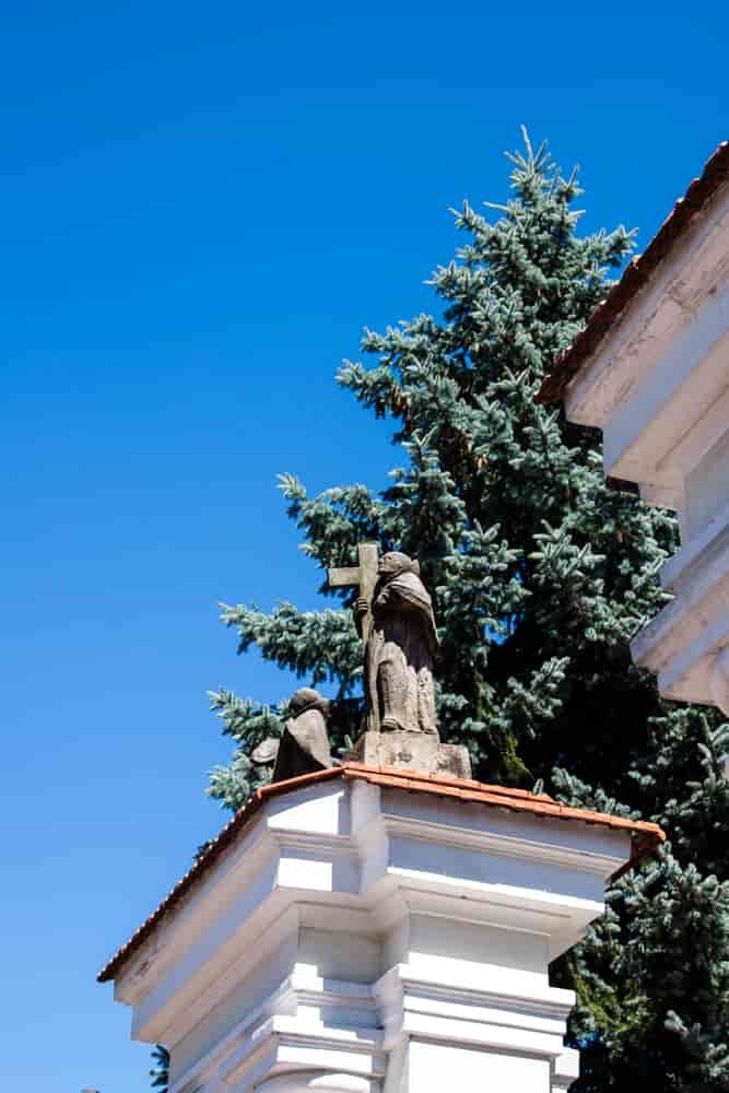 Posąg dotyczący klasztoru i historii tego miasta 