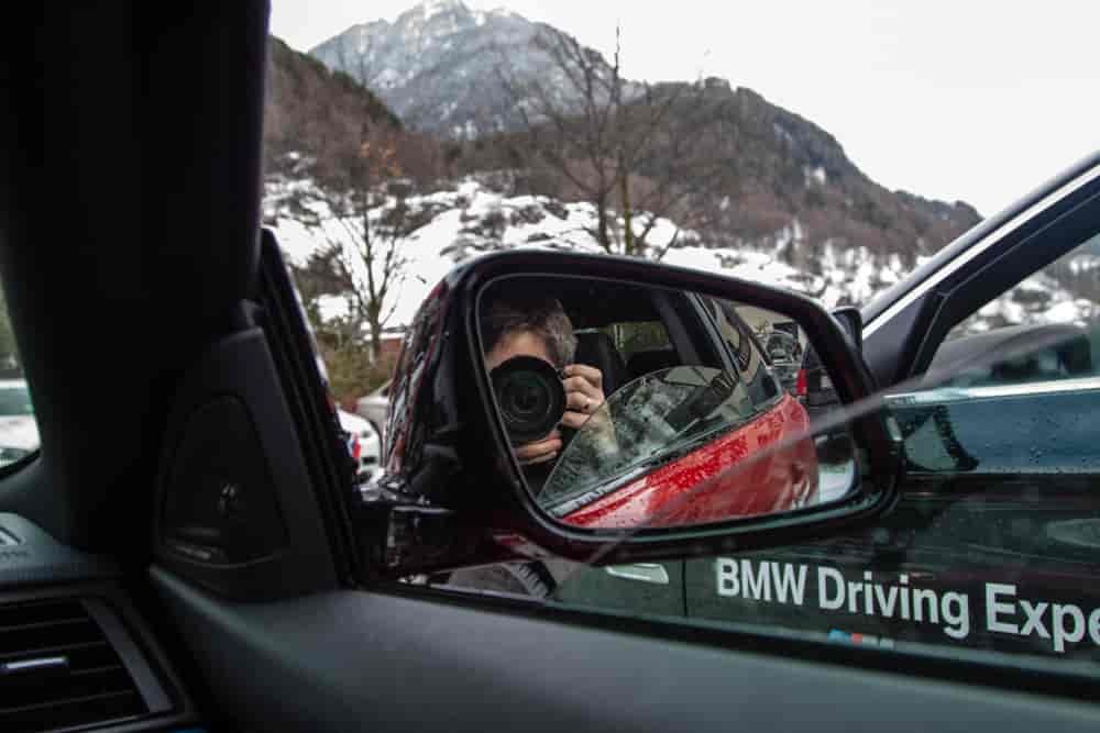 fotografowanie w lusterku bocznym auta BMW