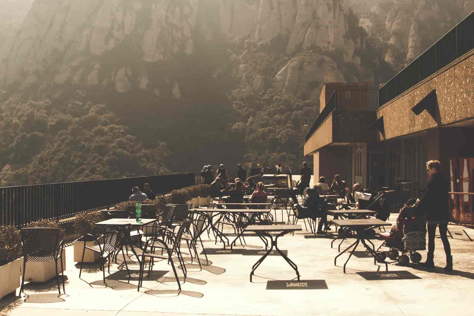wypoczynek na ławkach na górze Montserrat