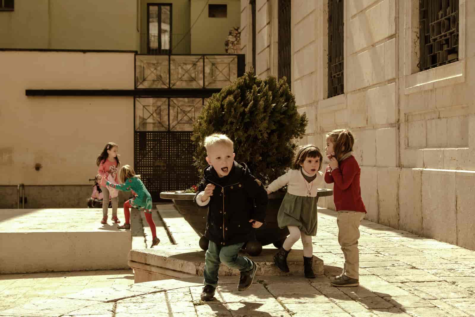 Zwiedzanie Tarragony - zabawa naszego dziecka z miejscowymi dziećmi