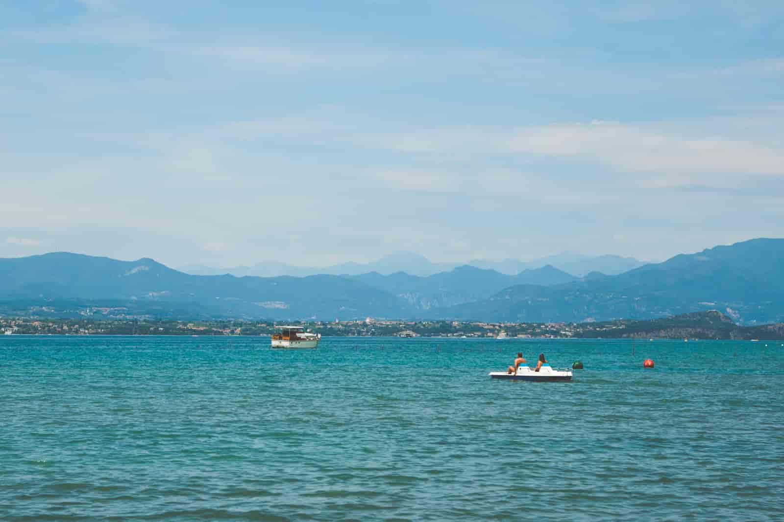 Jezioro Garda - widok na gorzysty tereny