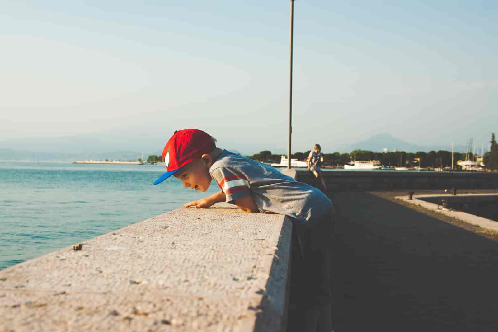 patrzenie przez dziecko na jezioro Garda