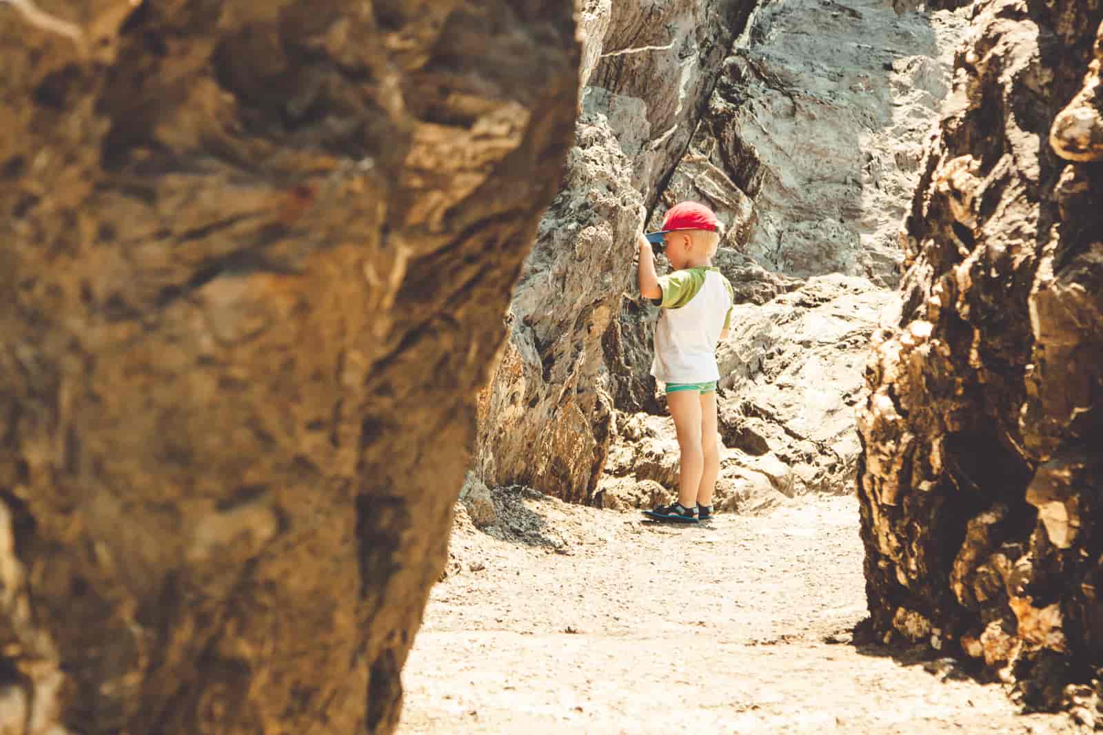 Dziecko wśród skał