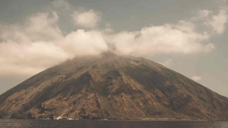 Czynny wulkan na Wyspach Liparyjskich